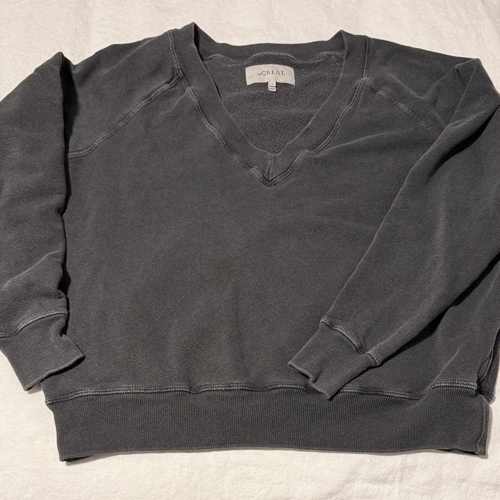 The Great. The V Neck Sweatshirt in Washed Black 0